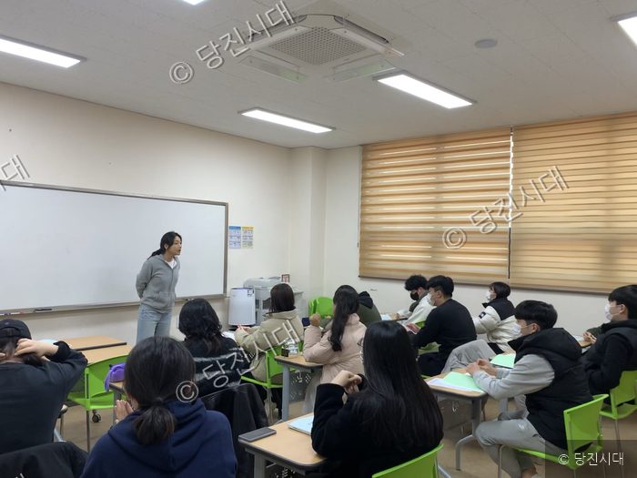 강사가 교실에서 수강생들을 대상으로 수업을 진행하고 있다.