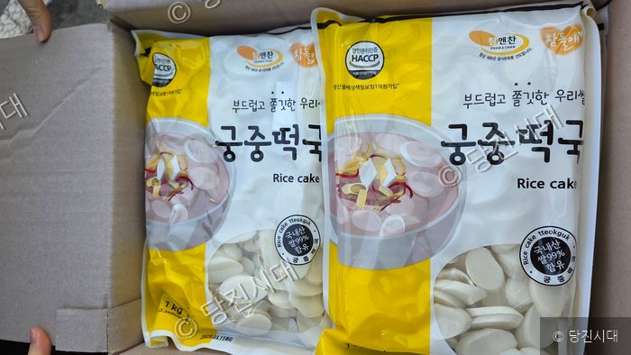 박스 안에 궁중떡국용 쌀국수 제품 포장지가 담겨 있다.