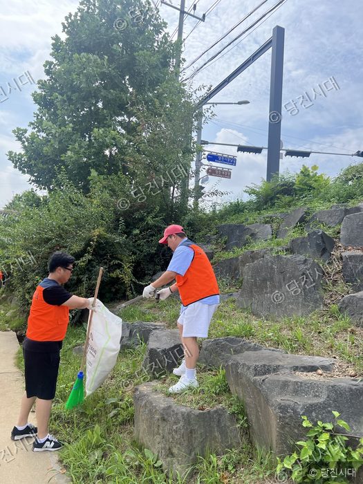 선후회 회원들이 당진천 주변에서 환경정화 활동을 하고 있다.