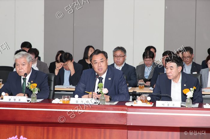 김기재 당진시장이 충남 지방정부회의에 참석해 발언하고 있다.