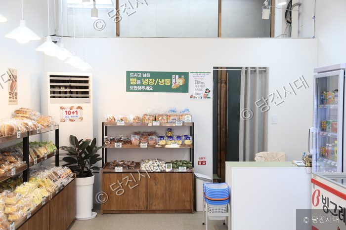 당진의 한 빵집 내부 모습과 진열된 다양한 종류의 빵들.