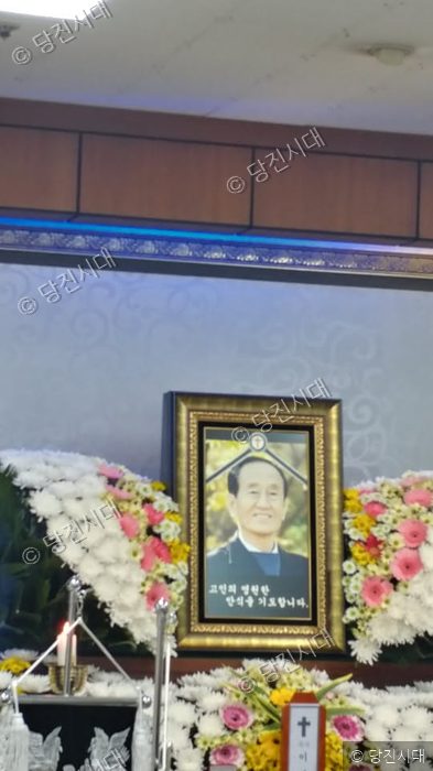 故 이명남 목사의 영정 사진과 조화가 마련되어 있다.