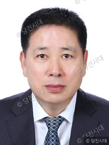 백종석 전 부회장이 정장 차림으로 정면을 응시하고 있다.