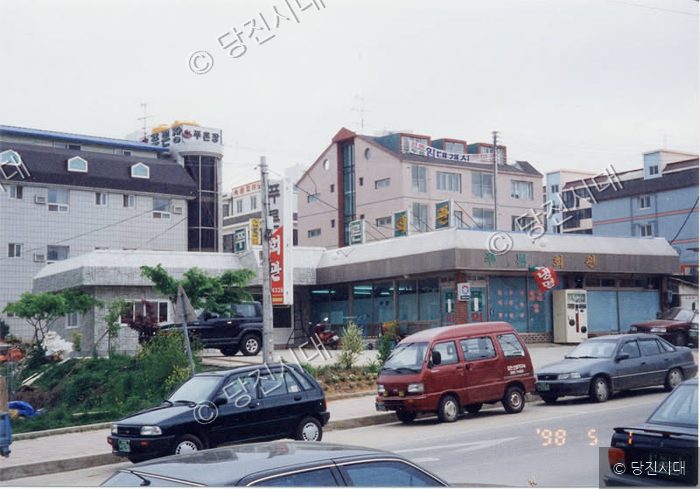 당진의 한 건물과 식당 주변 도로 풍경이다.