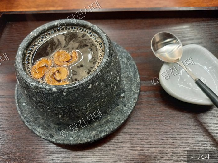 면천 가는 길 카페에서 판매하는 쌍화차를 컵에 담아 제공하고 있다.