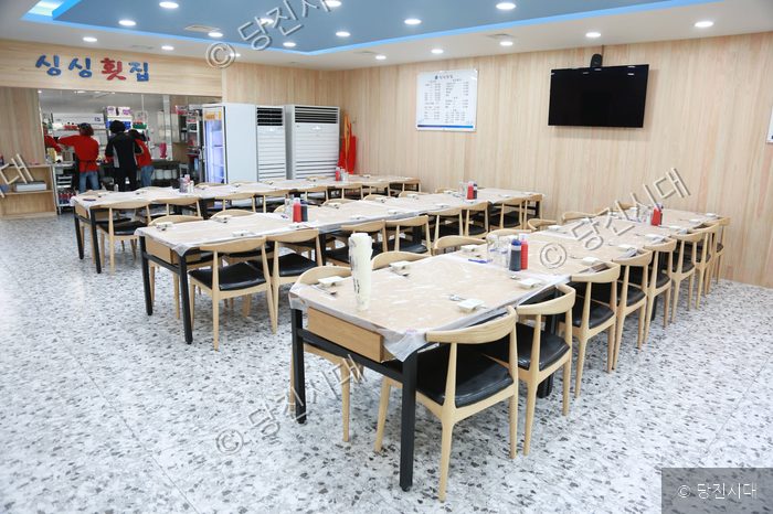 합덕읍 운산리에 위치한 '싱싱횟집'의 내부 전경 모습이다.