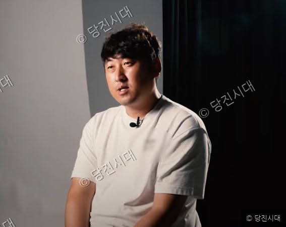 김성진 감독이 인터뷰를 하고 있다.
