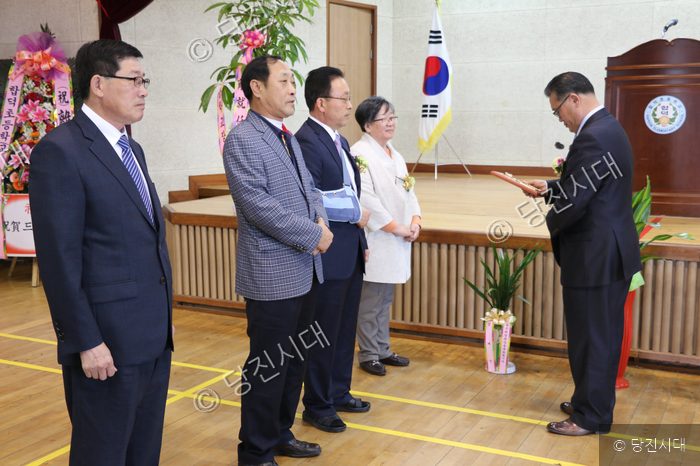 김명선 회장의 취임식에서 참석자들이 상패를 전달하고 있다.