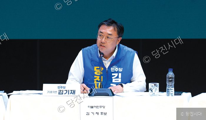 김기재 후보가 토론회에서 발언을 하고 있다.