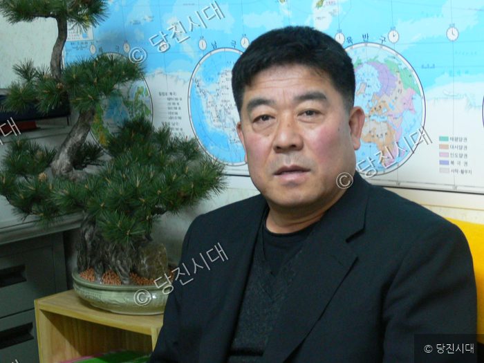 문수일 새마을문고 당진군지부장이 실내에서 포즈를 취하고 있다.
