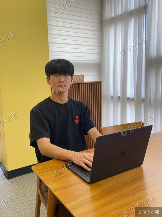 안진성 학생이 노트북을 사용하고 있다.