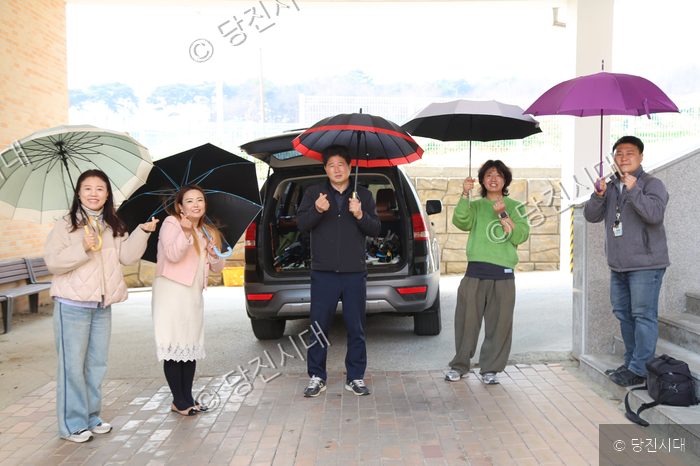 송악중 사회참여동아리 학생들이 재활용 우산을 들고 포즈를 취하고 있다.