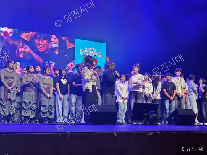 청소년들이 무대에 올라 축제 행사를 진행하고 있다.