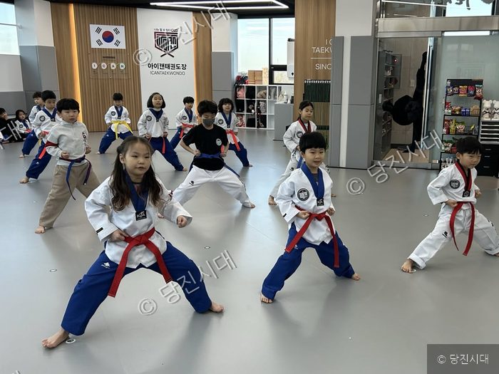 김대권 관장 등이 태권도 도장에서 기본 동작을 연습하고 있다.