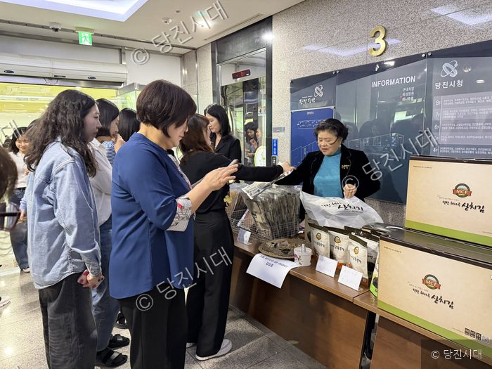 시청사 로비에서 당진 특산물인 실치김 홍보 판촉 행사가 열리고 있다.