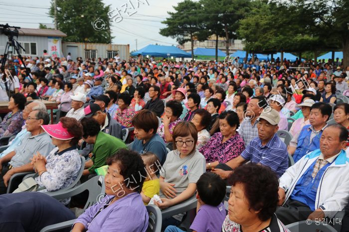 주민들이 석문면 100주년 기념 행사 및 노래자랑을 관람하고 있다.
