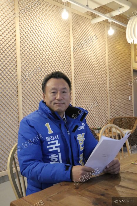 한광희 후보가 인터뷰용 서류를 들고 포즈를 취하고 있다.