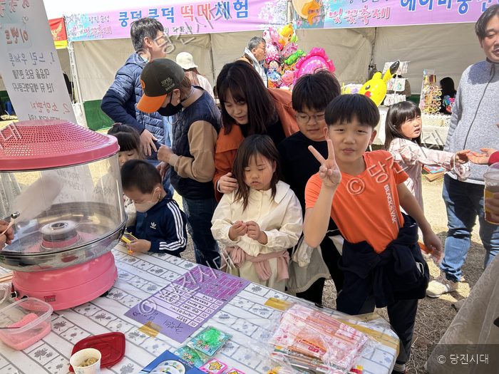 당진순성벚꽃축제 행사장에서 어린이들이 솜사탕 만들기 체험을 하고 있다.
