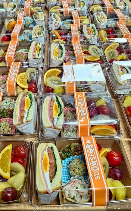 당진시 원당동의 슬로우스푼에서 준비한 샌드위치와 과일 도시락이 진열되어 있다.