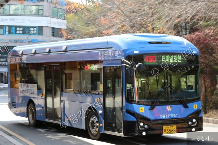당진 시내를 운행 중인 친환경 전기버스 모습이다.