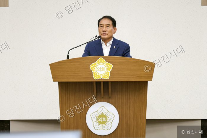 김덕주 의원이 의회 발언대에 서서 발언하고 있다.