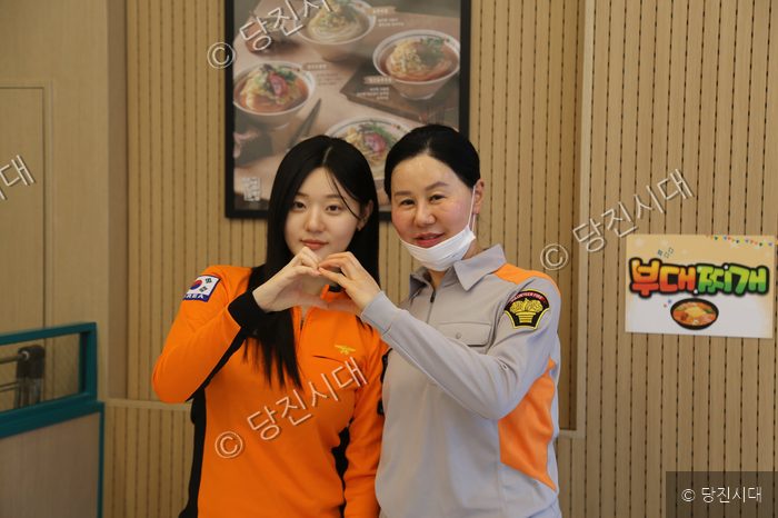 호은자, 윤효서 모녀가 함께 손으로 하트 모양을 만들고 있다.