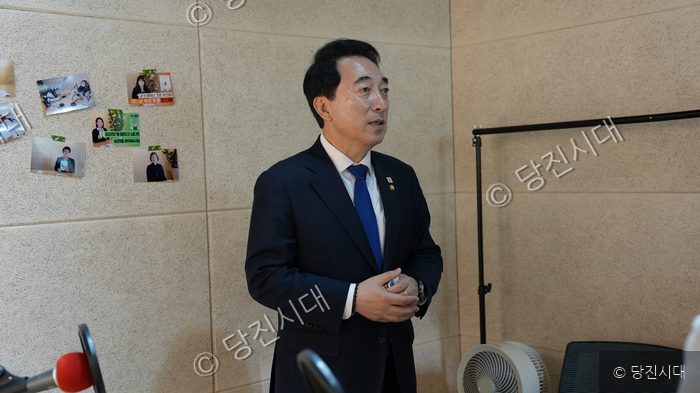 박수현 충남도지사 출마예정자가 정장 차림으로 서서 인터뷰하고 있다.