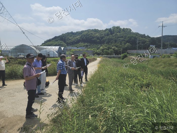 당진시 관계자들이 호수공원 후보지인 수청동 현장을 방문해 둘러보고 있다.