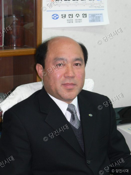 송영환 당진수협 신임 상임이사가 사무실에서 포즈를 취하고 있다.
