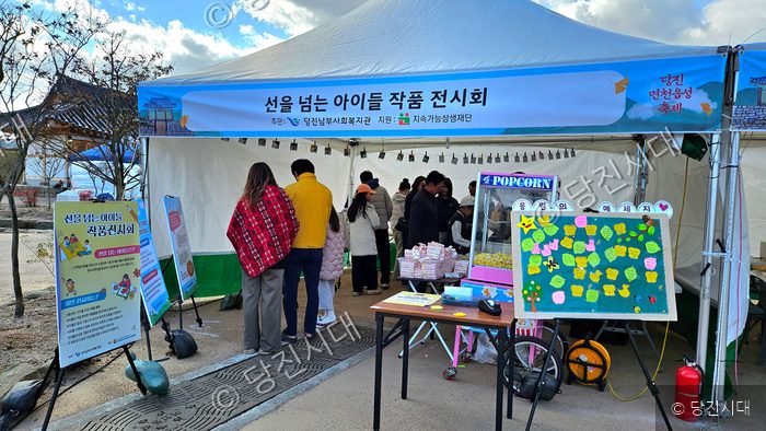 당진시 면천읍성 축제에서 선을 넘는 아이들 작품 전시회가 열리고 있다.