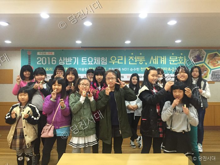합덕문화의집 프로그램 참가 어린이들이 체험을 마친 후 기념촬영을 하고 있다.