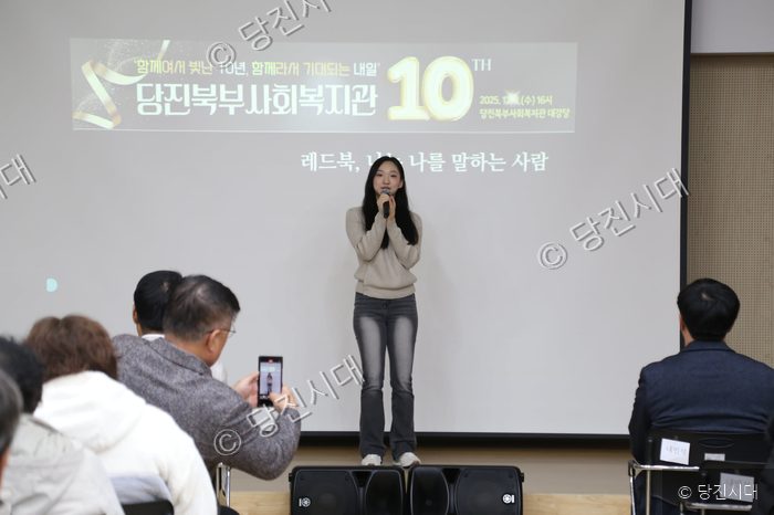 이건일 관장이 강연장에서 마이크를 잡고 이야기를 하고 있다.