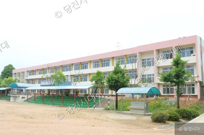 고대중학교의 전경과 운동장의 모습이다.