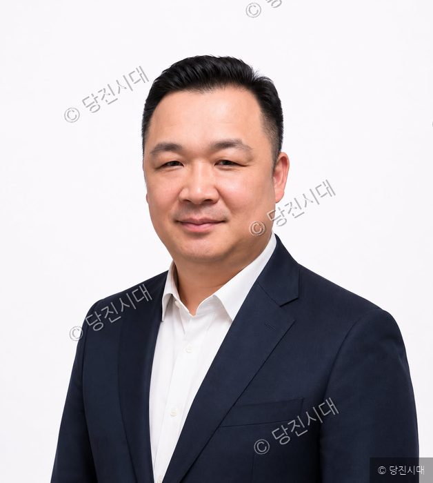 김상현 당선인이 정장 차림으로 미소 짓고 있다.