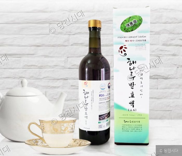 해나루발효식품의 제품인 해나루발효액 병과 상자가 놓여 있다.