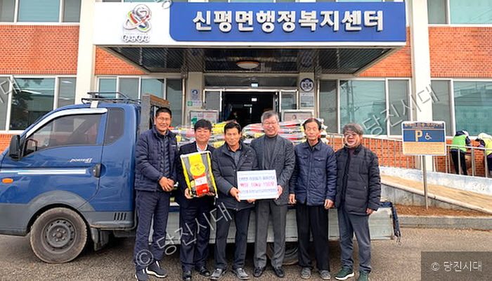 남선교회 연합회 문충호 회장 등이 행정복지센터 앞에서 이웃돕기 쌀을 기탁하고 있다.