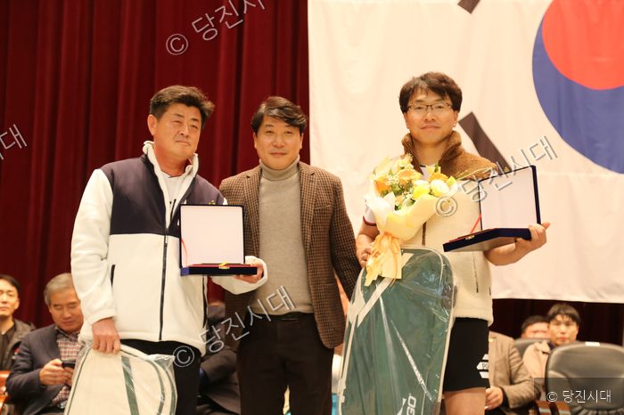 배드민턴 대회 시상식에서 수상자들이 기념촬영을 하고 있다.