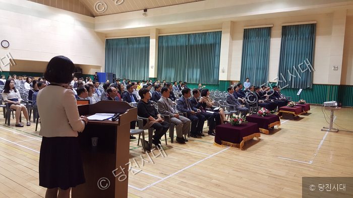 원당초에서 교육자 대회 및 행복특강이 개최되고 있다.