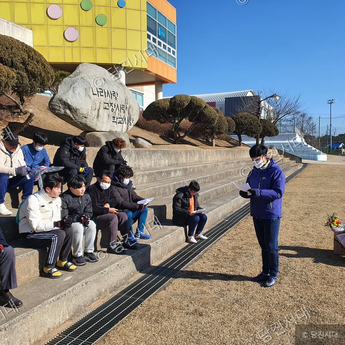 합덕FC 회원들이 야외 계단에 모여 회장 취임 관련 행사를 진행하고 있다.