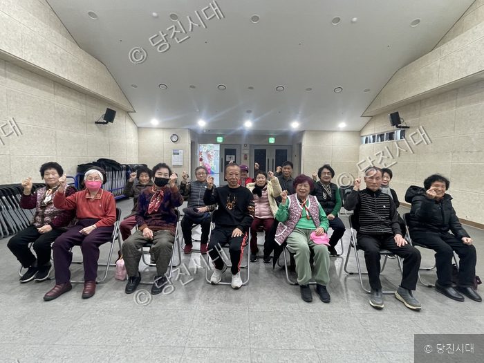김형철 관장 등이 프로그램 참여 중 밝은 표정으로 기념 촬영을 하고 있다.
