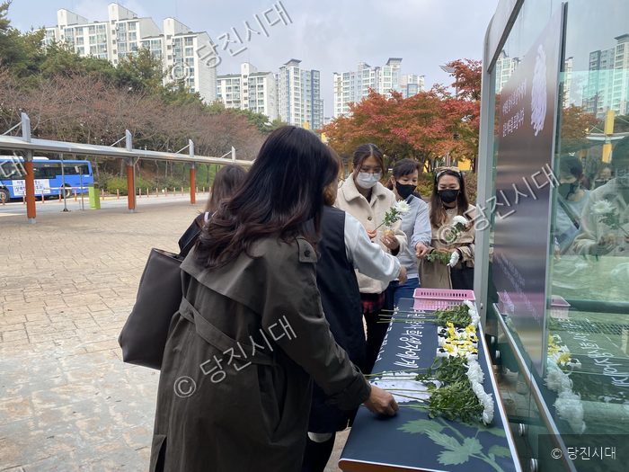 시민들이 이태원 참사 희생자 추모 공간을 찾아 국화꽃을 헌화하고 있다.