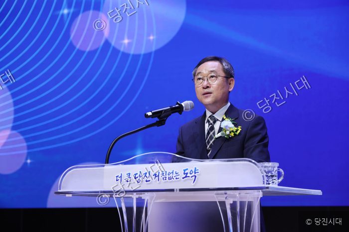 성만제 부시장이 연단에서 마이크를 잡고 발언하고 있다.