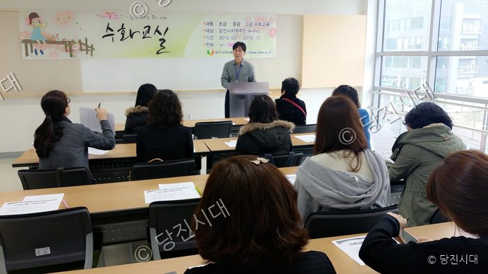 강사 앞에서 수강생들이 수화 교실 교육을 듣고 있다.