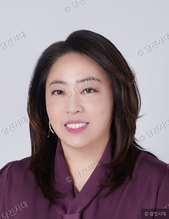 정경윤 관장이 정면을 바라보며 밝게 미소 짓고 있다.