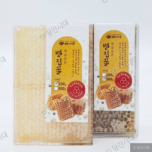 해돋이양봉에서 생산하는 벌집꿀 제품이 진열되어 있다.