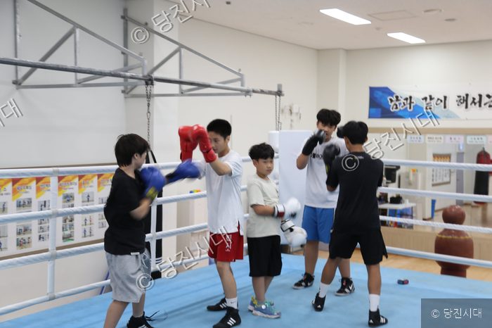 당진시복싱협회 링 위에서 박종규 회장 등이 복싱 연습을 하고 있다.