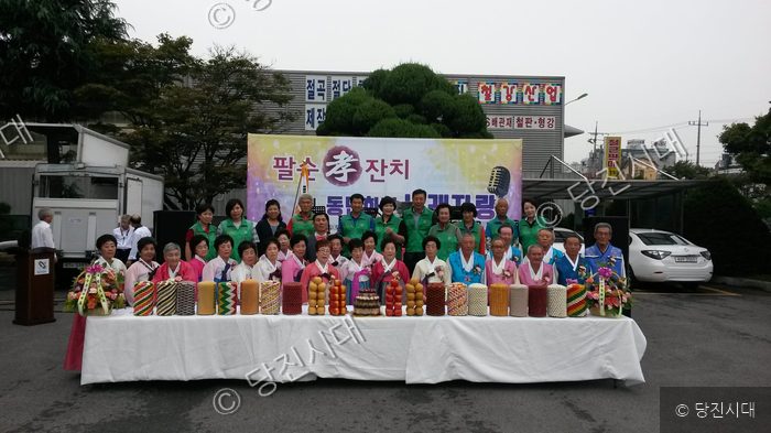 지역 어르신들을 모시고 팔순 잔치 행사가 열리고 있다.