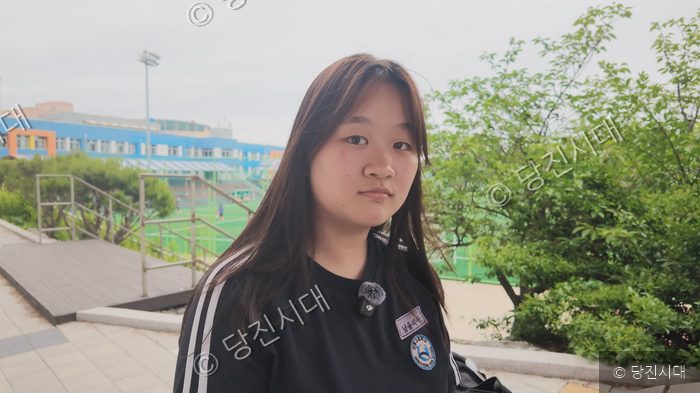 남율리아 씨가 카메라를 바라보며 서 있다.