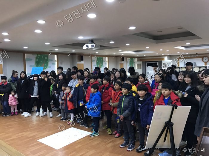합덕청소년문화의집에서 청소년들과 주민들이 모여 행사를 진행하고 있다.