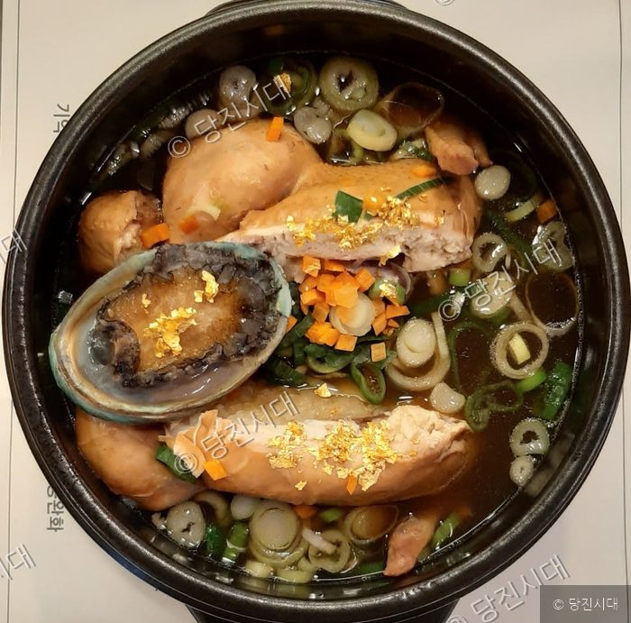 읍내동 가야금계탕에서 산삼을 넣어 끓여낸 삼계탕이 그릇에 담겨 있다.